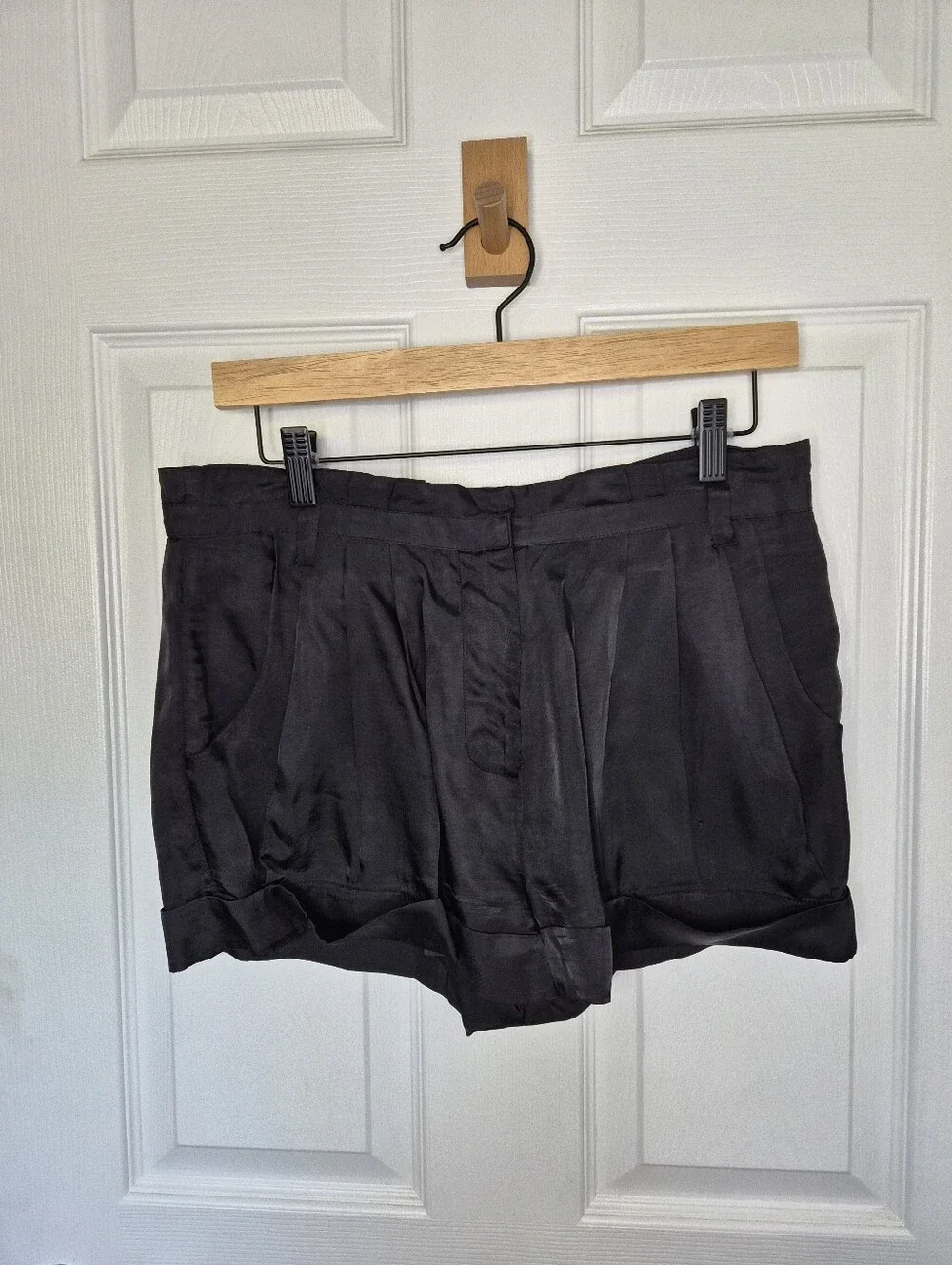Elizabeth and James Black Pleated Cuffed Satin Shorts Women's Size S - Picture 4 of 14
